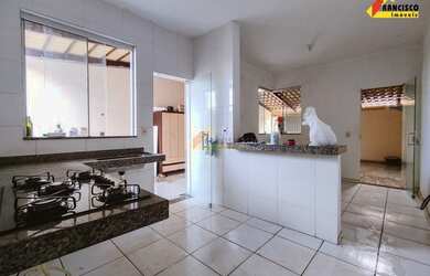 Imagem: A casa possui 3 Dormitórios, 1 Banheiro, 3 Vagas na garagem