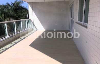 Imagem: O apartamento possui 4 Dormitórios, 5 Banheiros, 3 Vagas na