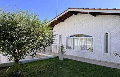 Imagem: A casa possui 4 Dormitórios, 4 Banheiros, 5 Vagas na garagem