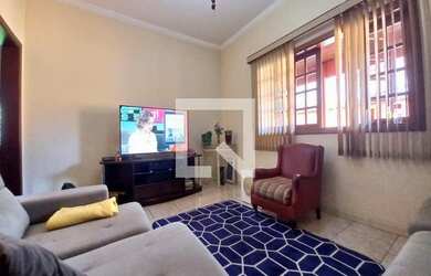 Imagem: A casa possui 3 Dormitórios, 2 Banheiros, 4 Vagas na garagem