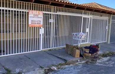 Imagem: A casa possui 3 Dormitórios, 3 Banheiros, 2 Vagas na garagem