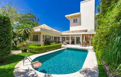 Imagem: A casa em condomínio possui 4 Dormitórios, 5 Banheiros, 5