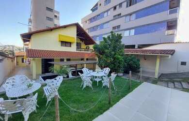 Imagem: A casa possui 5 Dormitórios, 4 Banheiros, 5 Vagas na garagem