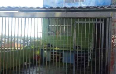 Imagem: A casa possui 3 Dormitórios, 2 Banheiros, 1 Vaga na garagem