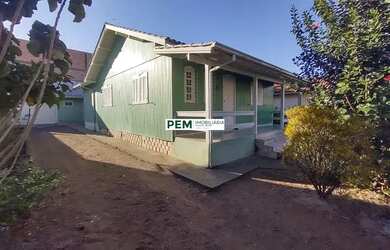 Imagem: A casa possui 3 Dormitórios, 2 Banheiros, 1 Vaga na garagem