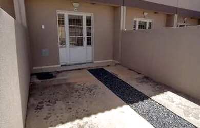 Imagem: A casa possui 2 Dormitórios, 1 Banheiro, 1 Vaga na garagem