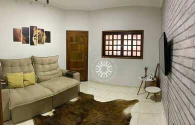 Imagem: A casa possui 3 Dormitórios, 1 Banheiro, 2 Vagas na garagem