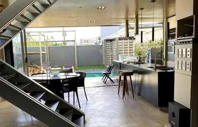 Imagem: A casa em condomínio possui 4 Dormitórios, 5 Banheiros, 2