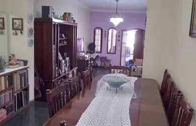 Imagem: A casa possui 3 Dormitórios, 1 Banheiro, 2 Vagas na garagem