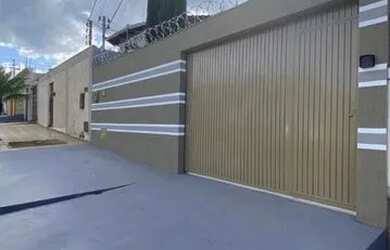 Imagem: A casa possui 3 Dormitórios, 2 Banheiros, 2 Vagas na garagem