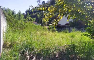 Imagem 3: maravilhoso terreno em rua fechada, com lindas casas na vizinhança