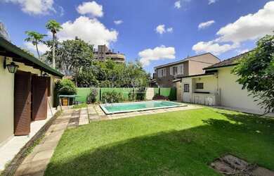 Imagem 2: Casa no bairro Petrópolis. Terreno de 11 metros de frente por 47 metros...