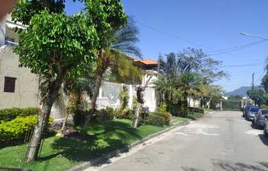 Imagem 2: maravilhoso terreno em rua fechada, com lindas casas na vizinhança