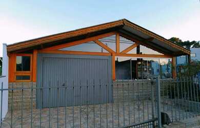 Imagem: A casa possui 2 Dormitórios, 1 Banheiro, 2 Vagas na garagem