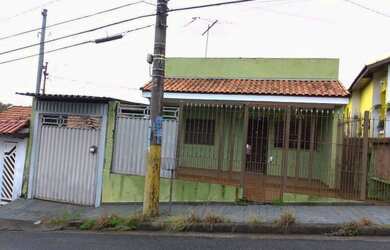 Imagem: A casa possui 1 Dormitório, 1 Banheiro, 1 Vaga na garagem
