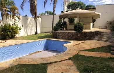 Imagem: A casa possui 4 Dormitórios, 4 Banheiros, 4 Vagas na garagem