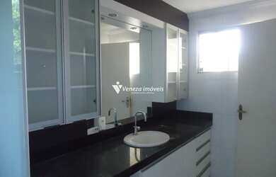 Imagem: A casa possui 4 Dormitórios, 3 Banheiros, 5 Vagas na garagem