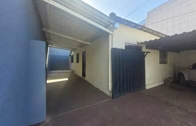 Imagem: A casa possui 3 Dormitórios, 1 Banheiro, 1 Vaga na garagem