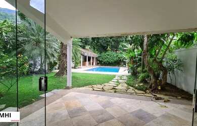 Imagem: A casa em condomínio possui 4 Dormitórios, 4 Banheiros, 2