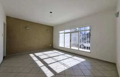 Imagem: A casa possui 3 Dormitórios, 1 Banheiro, 2 Vagas na garagem