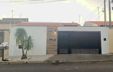 Imagem: A casa possui 2 Dormitórios, 2 Banheiros, 3 Vagas na garagem