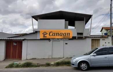 Imagem: A casa possui 3 Dormitórios, 1 Banheiro, 2 Vagas na garagem