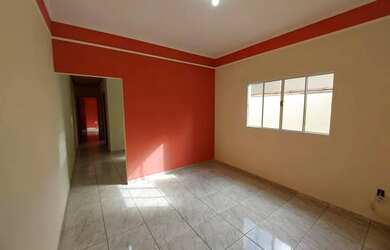 Imagem: A casa possui 3 Dormitórios, 2 Banheiros, 2 Vagas na garagem