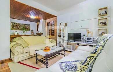 Imagem: A casa possui 5 Dormitórios, 4 Banheiros, 2 Vagas na garagem