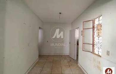 Imagem: A casa possui 4 Dormitórios, 2 Banheiros, 4 Vagas na garagem