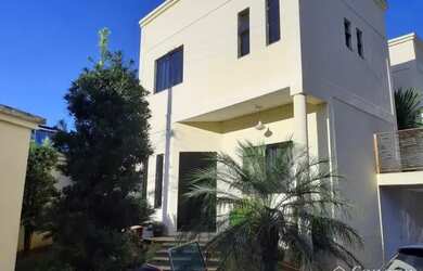 Imagem: A casa possui 3 Dormitórios, 2 Banheiros, 5 Vagas na garagem