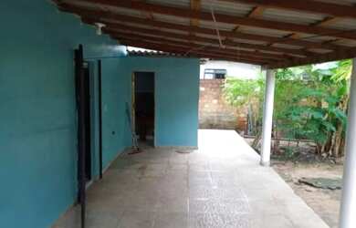 Imagem: A casa possui 2 Dormitórios, 1 Banheiro, 1 Vaga na garagem