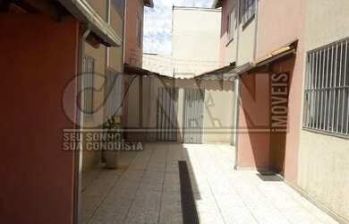 Imagem: A casa possui 2 Dormitórios, 2 Banheiros, 2 Vagas na garagem