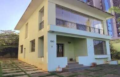 Imagem: A casa possui 4 Dormitórios, 2 Banheiros, 5 Vagas na garagem