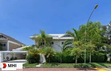 Imagem: A casa em condomínio possui 5 Dormitórios, 5 Banheiros, 2