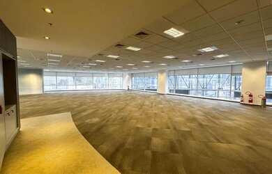 Imagem: O depósito possui 5 Vagas na garagem, 528m² de Área e está