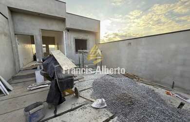 Imagem: A casa possui 2 Dormitórios, 1 Banheiro, 2 Vagas na garagem