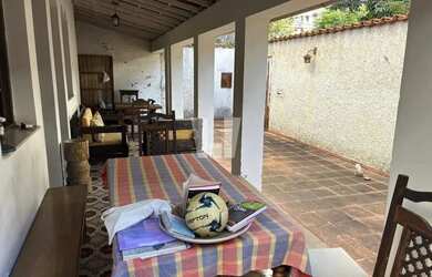 Imagem: A casa possui 3 Dormitórios, 2 Banheiros, 2 Vagas na garagem