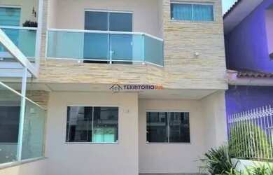 Imagem: A casa possui 3 Dormitórios, 3 Banheiros, 2 Vagas na garagem