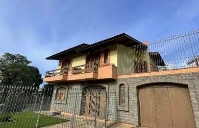 Imagem: A casa possui 3 Dormitórios, 2 Banheiros, 2 Vagas na garagem