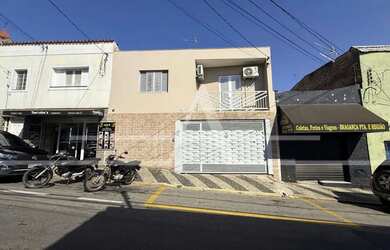 Imagem: A casa possui 3 Dormitórios, 3 Banheiros, 2 Vagas na garagem