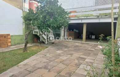 Imagem: A casa possui 5 Dormitórios, 4 Banheiros, 5 Vagas na garagem