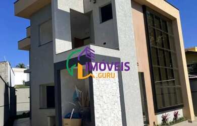 Imagem: A casa possui 3 Dormitórios, 4 Banheiros, 2 Vagas na garagem