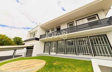 Imagem: A casa possui 5 Dormitórios, 5 Banheiros, 3 Vagas na garagem