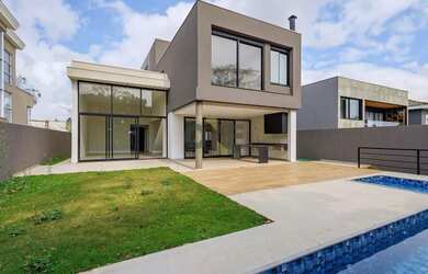 Imagem: A casa em condomínio possui 4 Dormitórios, 5 Banheiros, 4