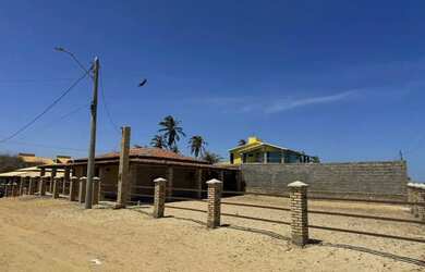 Imagem: A casa possui 3 Dormitórios, 2 Banheiros, 5 Vagas na garagem