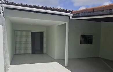 Imagem: A casa possui 2 Dormitórios, 2 Banheiros, 2 Vagas na garagem