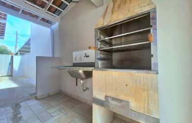 Imagem: A casa possui 3 Dormitórios, 2 Banheiros, 2 Vagas na garagem