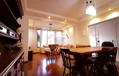 Imagem: A casa possui 5 Dormitórios, 3 Banheiros, 4 Vagas na garagem