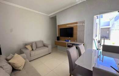 Imagem: A casa possui 3 Dormitórios, 1 Banheiro, 2 Vagas na garagem