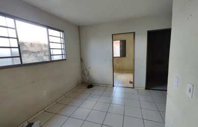 Imagem: A casa possui 2 Dormitórios, 2 Banheiros e 2 Vagas na garagem